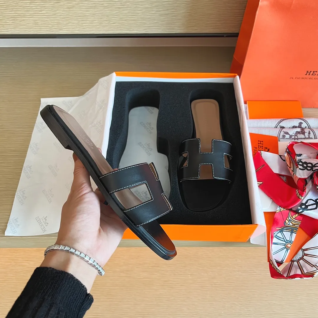 P480👟👟 Hermès) The packaging has been upgraded, and the layout and workmanship materials have been upgraded. Hermes®🔴Handmade Shoes👟👟 👟👟 Product Hermes Slippers🐎 —————————— The 2023 early spring new model is the same as the original version, purely handmade by masters! ❥High-end customization, exclusive products, industry❥Using: Hermers upper: Italian imported cowhide + original custom-grade Australian sheepskin feet + genuine leather outsole (pursuing walking comfort) 👟👟 ~~〰〰〰〰❥ Packaging: ✔🚦Pay attention to the exclusive packaging 〰Original quality on sale━━━━Hermes━━━━━ size: 35-40 (34.41.42 custom-made, non-refundable)
